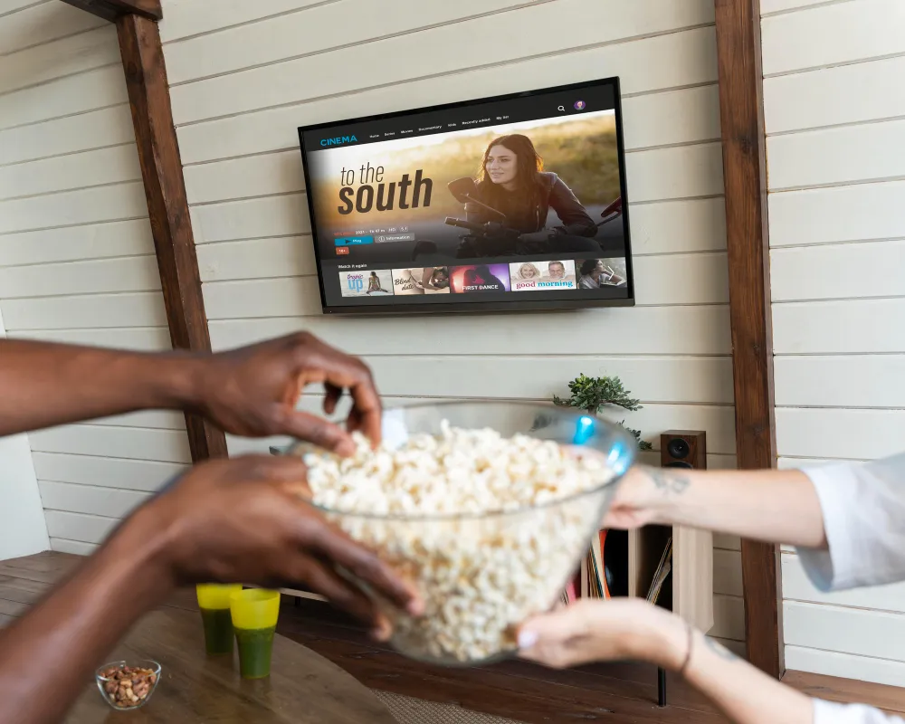 Detalhe de uma TV box junto ao televisor